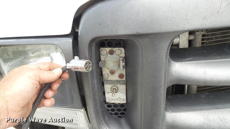 image for item DD7353 2003 Ford F550 Super Duty XL Crew Cab flatbed truck