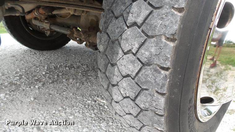 image for item DD7353 2003 Ford F550 Super Duty XL Crew Cab flatbed truck