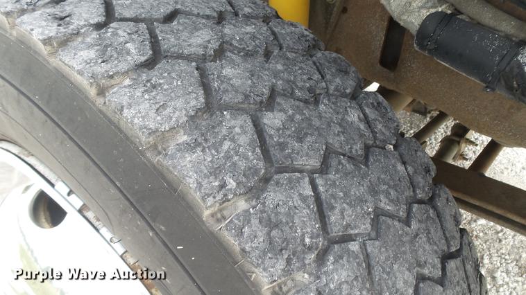 image for item DD7353 2003 Ford F550 Super Duty XL Crew Cab flatbed truck