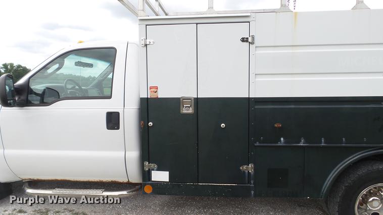 image for item DD7354 2004 Ford F350 Super Duty XL utility bed pickup truck