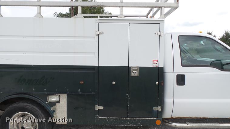 image for item DD7354 2004 Ford F350 Super Duty XL utility bed pickup truck