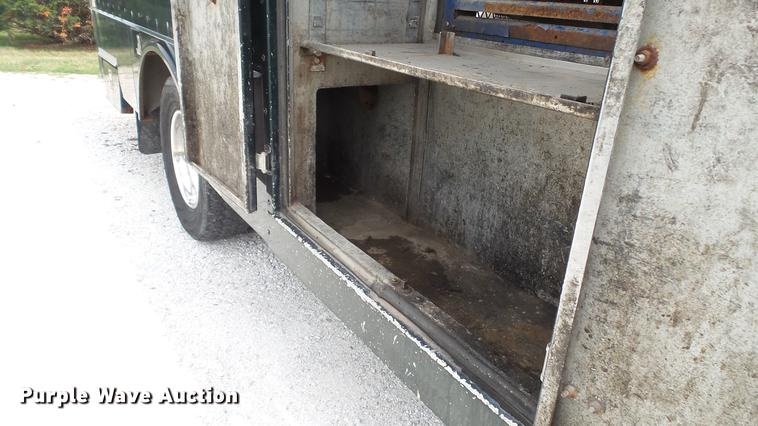 image for item DD7354 2004 Ford F350 Super Duty XL utility bed pickup truck