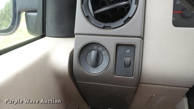 image for item DD7355 2008 Ford F250 Super Duty XL pickup truck