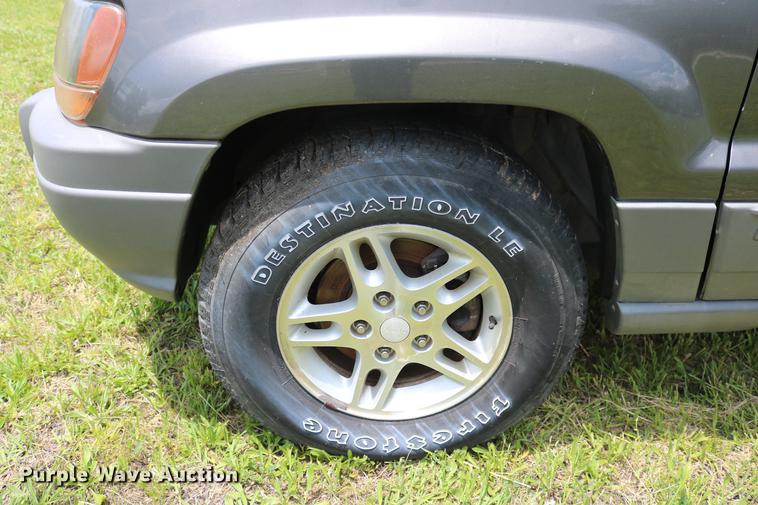 image for item DD8228 2002 Jeep Grand Cherokee SUV