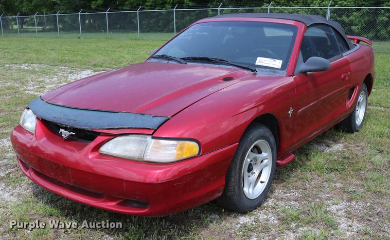 image for item DD8231 1995 Ford Mustang convertible