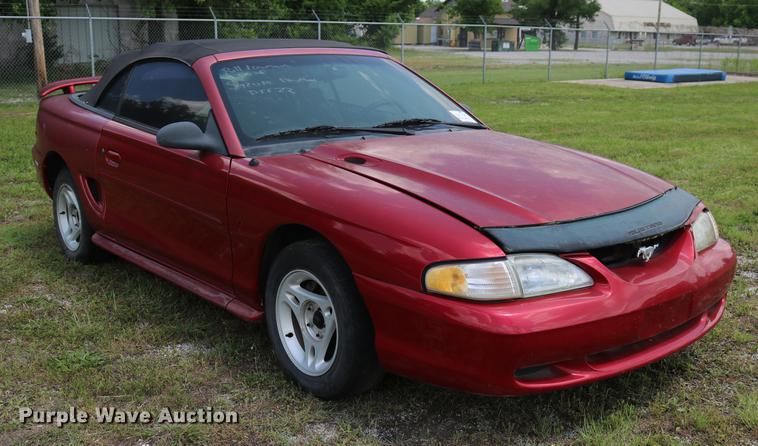 image for item DD8231 1995 Ford Mustang convertible