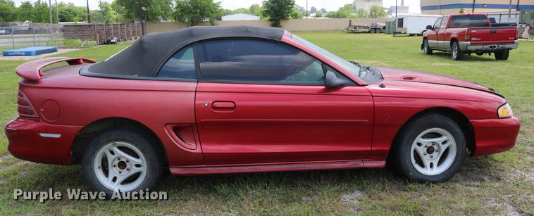 image for item DD8231 1995 Ford Mustang convertible
