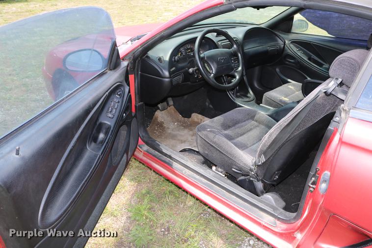 image for item DD8231 1995 Ford Mustang convertible