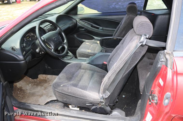 image for item DD8231 1995 Ford Mustang convertible