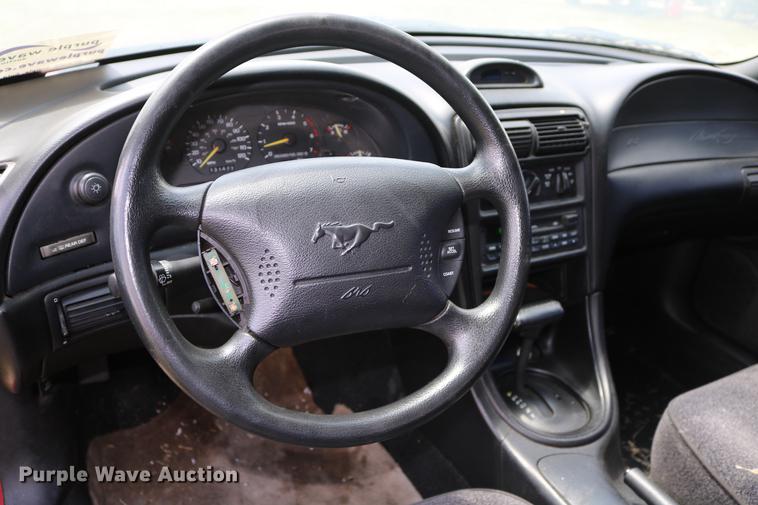 image for item DD8231 1995 Ford Mustang convertible