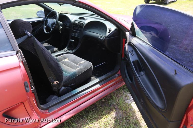 image for item DD8231 1995 Ford Mustang convertible