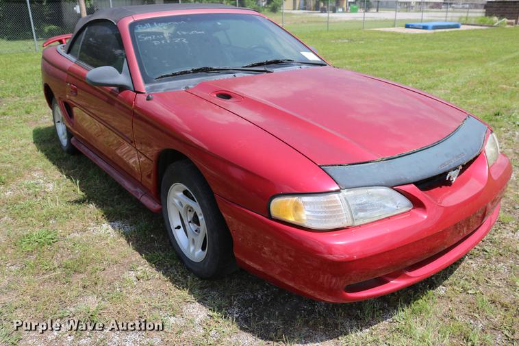 image for item DD8231 1995 Ford Mustang convertible