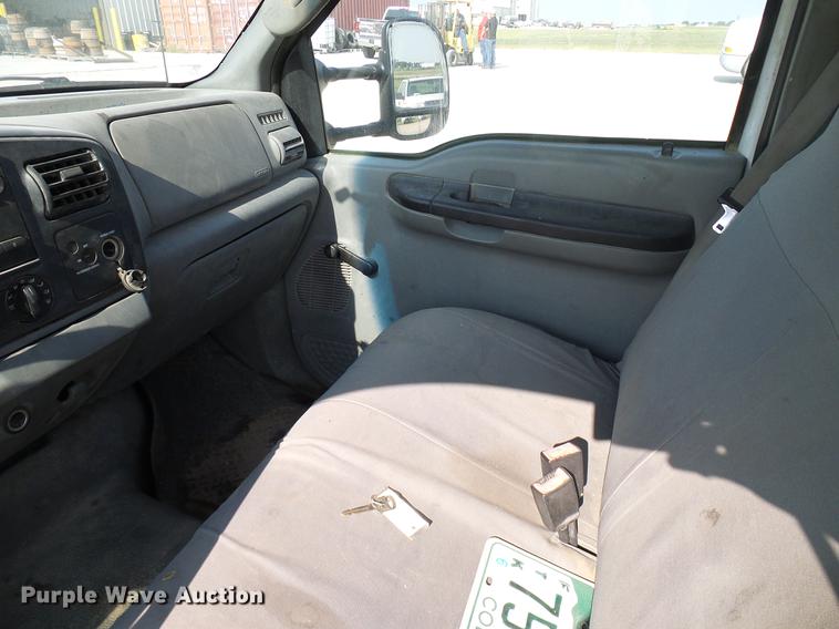 image for item DD8370 2007 Ford F350 Super Duty truck cab and chassis