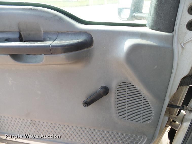 image for item DD8370 2007 Ford F350 Super Duty truck cab and chassis