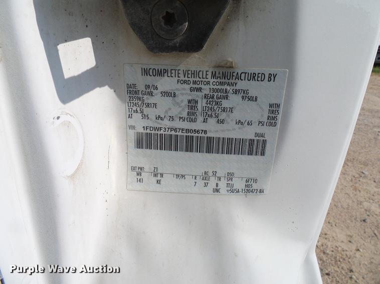 image for item DD8370 2007 Ford F350 Super Duty truck cab and chassis