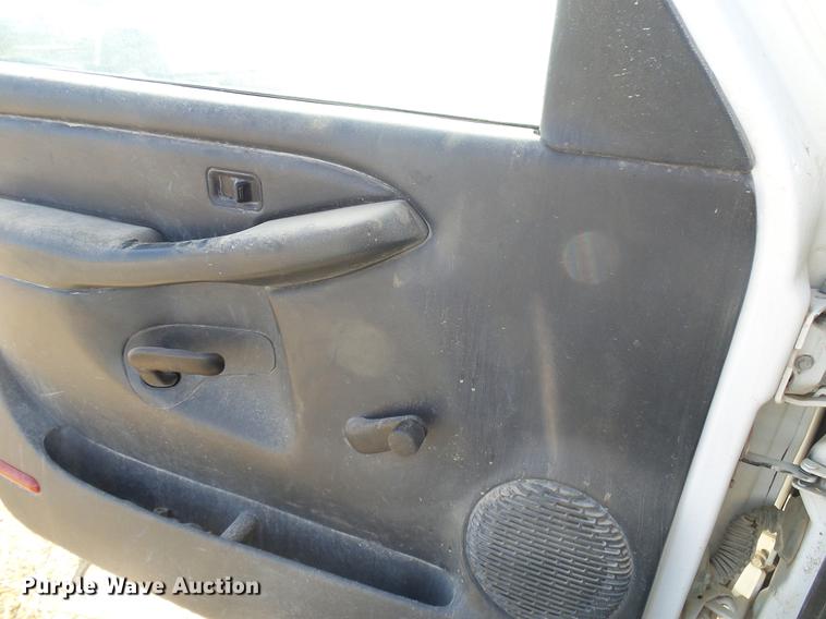 image for item DD8393 2001 Chevrolet Silverado 1500 pickup truck