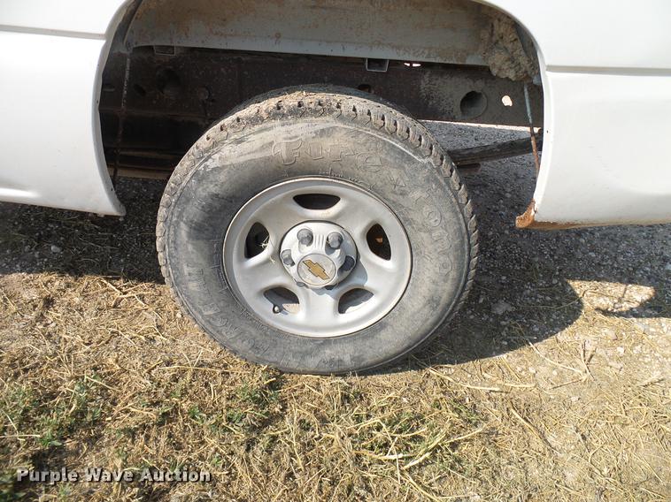 image for item DD8393 2001 Chevrolet Silverado 1500 pickup truck