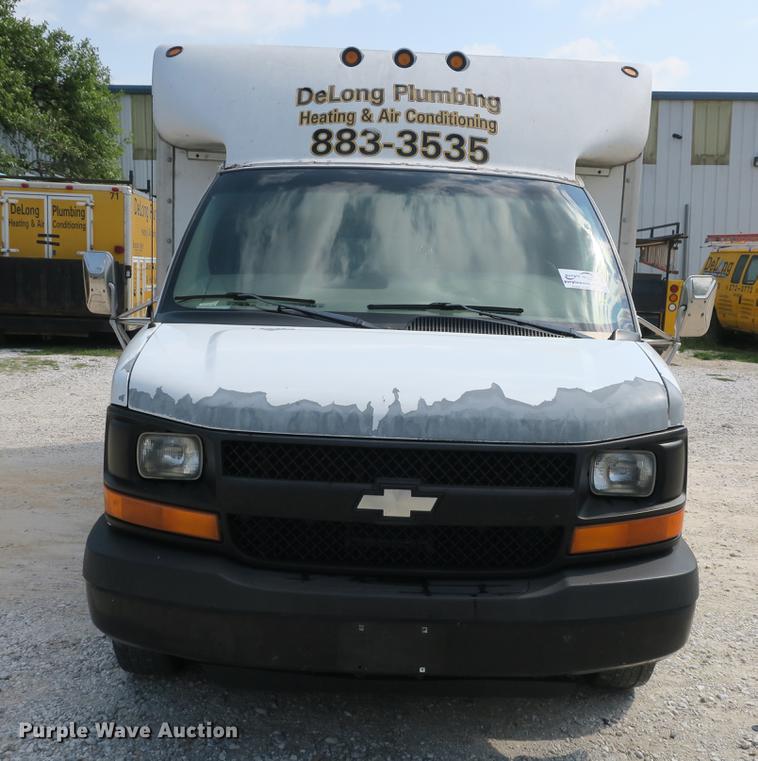 image for item DE3801 2003 Chevrolet Express G3500 box truck