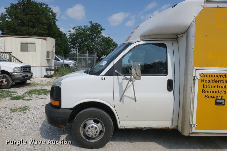 image for item DE3801 2003 Chevrolet Express G3500 box truck