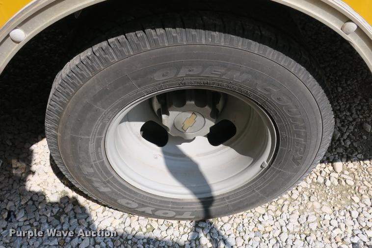 image for item DE3801 2003 Chevrolet Express G3500 box truck