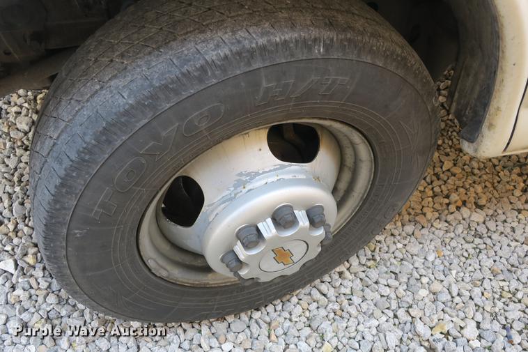 image for item DE3801 2003 Chevrolet Express G3500 box truck