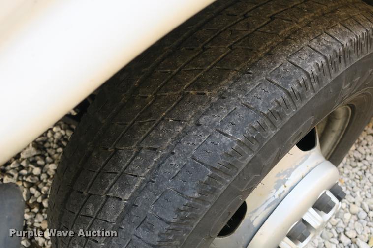 image for item DE3801 2003 Chevrolet Express G3500 box truck