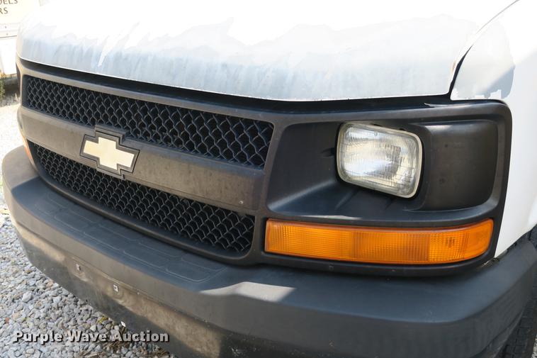 image for item DE3801 2003 Chevrolet Express G3500 box truck