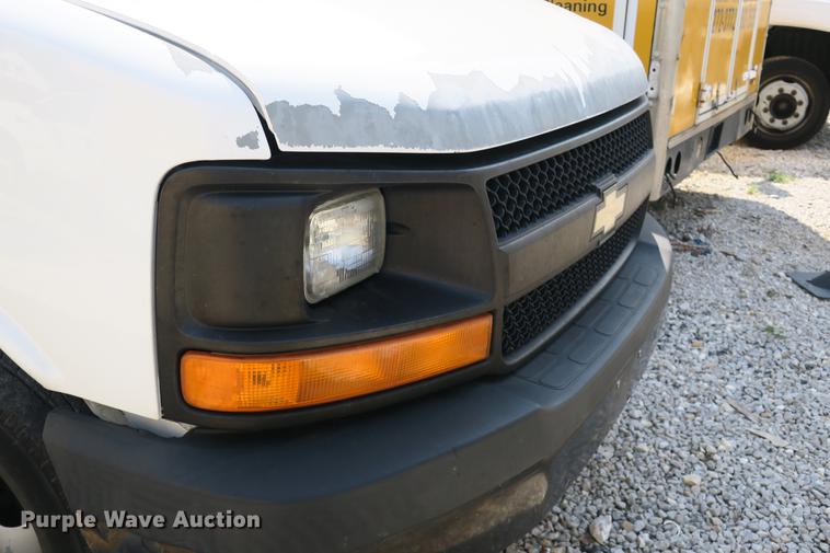 image for item DE3801 2003 Chevrolet Express G3500 box truck