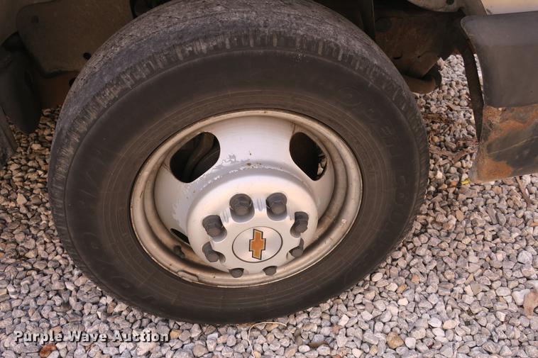 image for item DE3801 2003 Chevrolet Express G3500 box truck