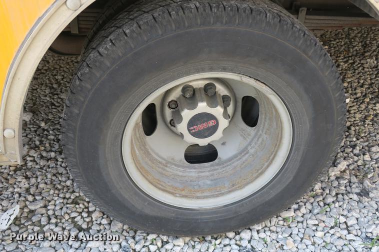 image for item DE3801 2003 Chevrolet Express G3500 box truck