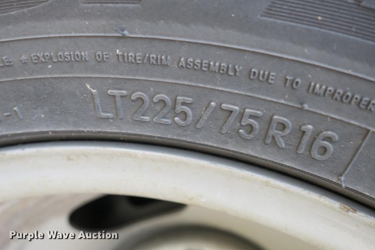 image for item DE3801 2003 Chevrolet Express G3500 box truck