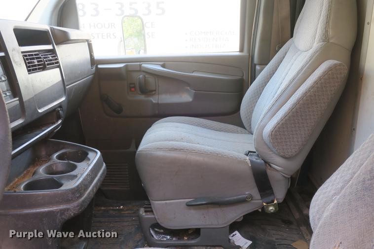 image for item DE3801 2003 Chevrolet Express G3500 box truck