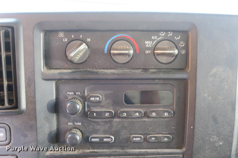 image for item DE3801 2003 Chevrolet Express G3500 box truck