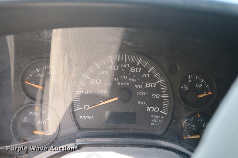 image for item DE3801 2003 Chevrolet Express G3500 box truck