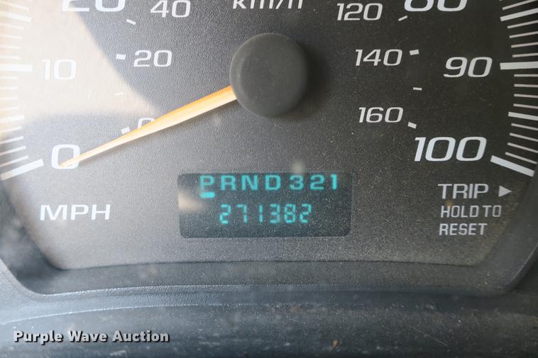 image for item DE3801 2003 Chevrolet Express G3500 box truck