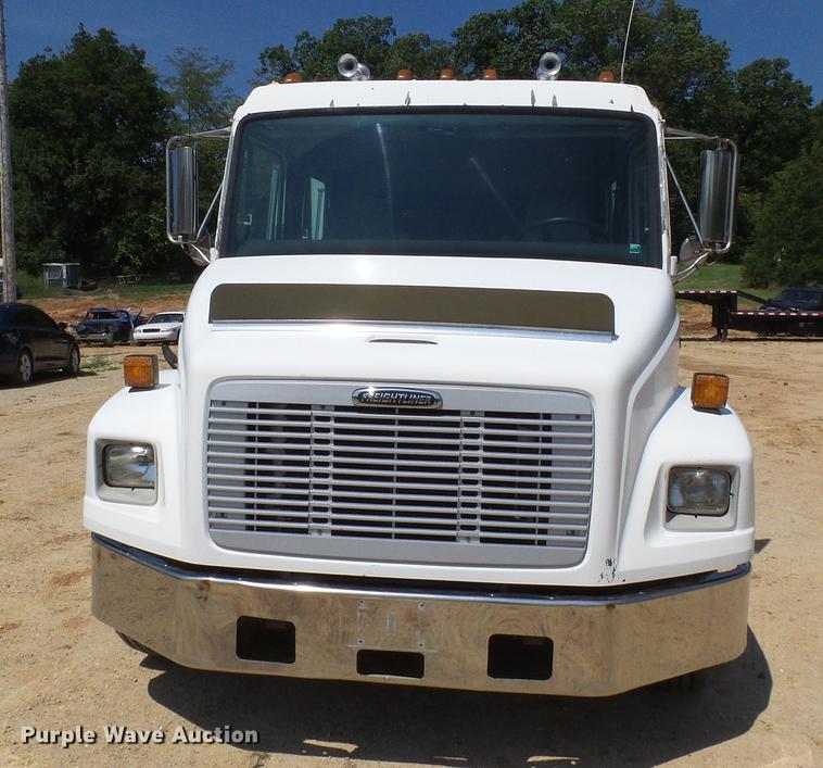 image for item DE5185 2000 Freightliner FL60 Crew Cab flatbed truck