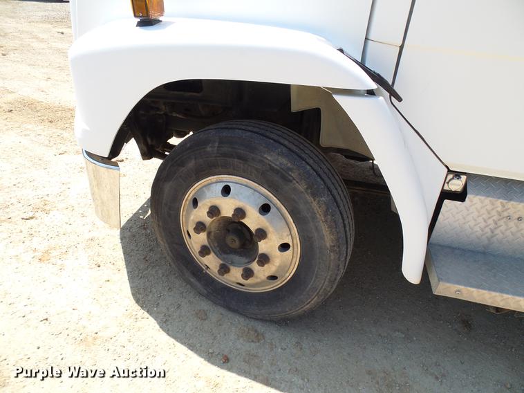 image for item DE5185 2000 Freightliner FL60 Crew Cab flatbed truck