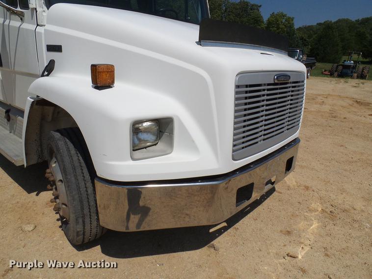 image for item DE5185 2000 Freightliner FL60 Crew Cab flatbed truck