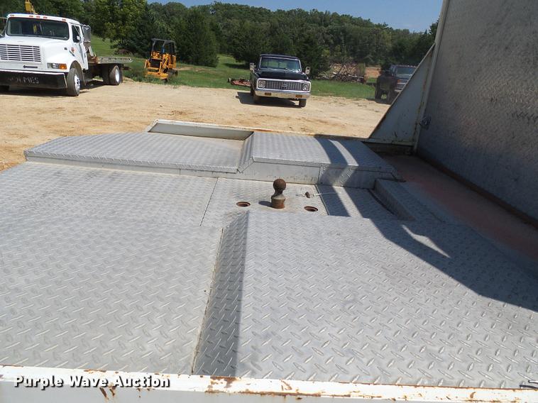 image for item DE5185 2000 Freightliner FL60 Crew Cab flatbed truck