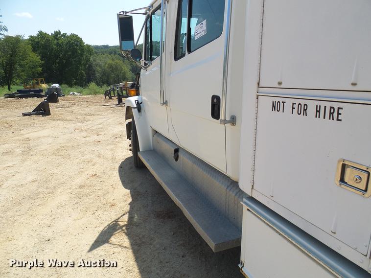 image for item DE5185 2000 Freightliner FL60 Crew Cab flatbed truck