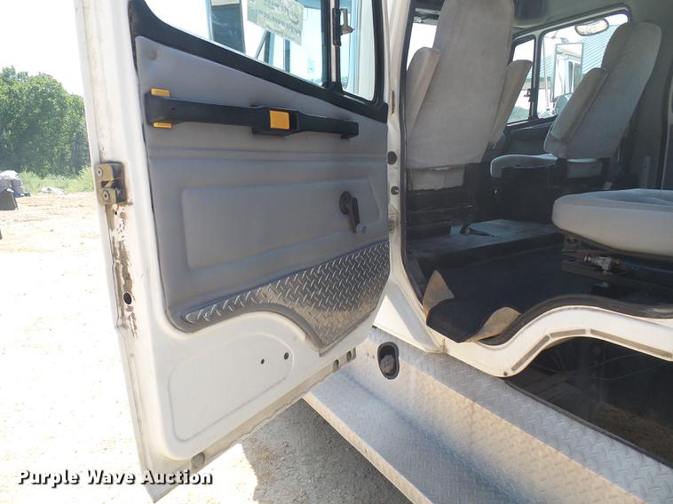 image for item DE5185 2000 Freightliner FL60 Crew Cab flatbed truck