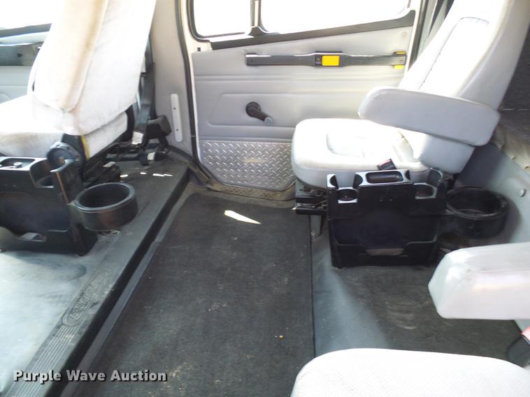 image for item DE5185 2000 Freightliner FL60 Crew Cab flatbed truck