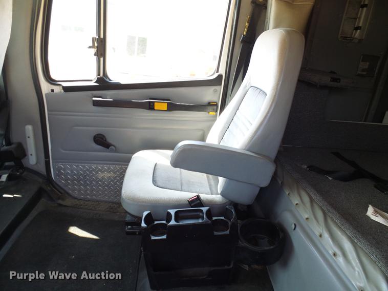 image for item DE5185 2000 Freightliner FL60 Crew Cab flatbed truck