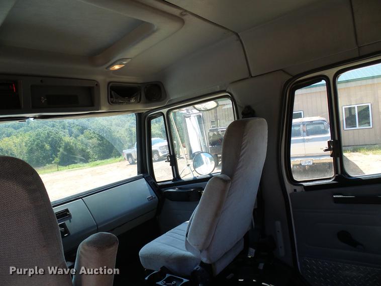 image for item DE5185 2000 Freightliner FL60 Crew Cab flatbed truck