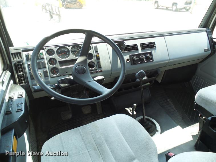 image for item DE5185 2000 Freightliner FL60 Crew Cab flatbed truck