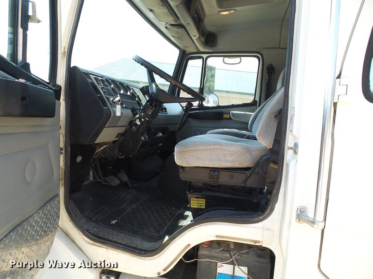 image for item DE5185 2000 Freightliner FL60 Crew Cab flatbed truck