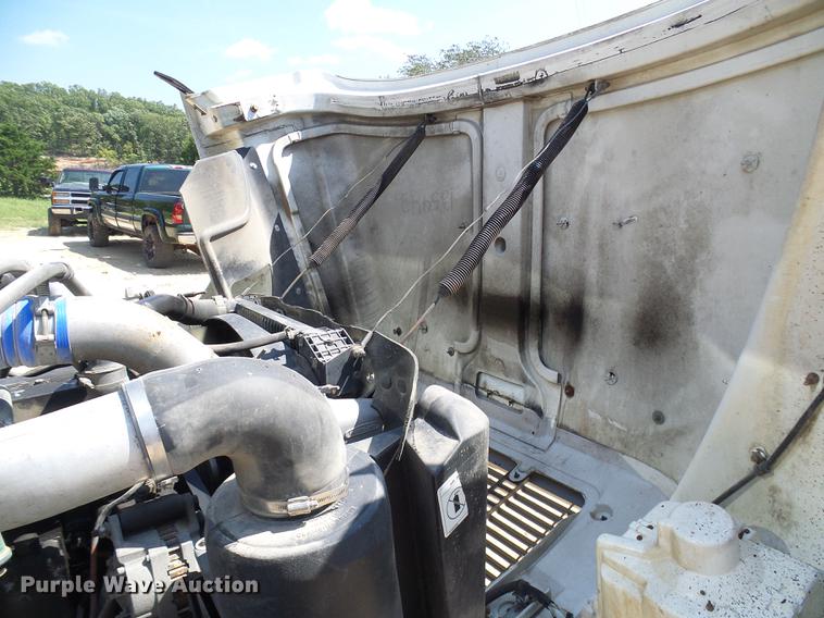 image for item DE5185 2000 Freightliner FL60 Crew Cab flatbed truck