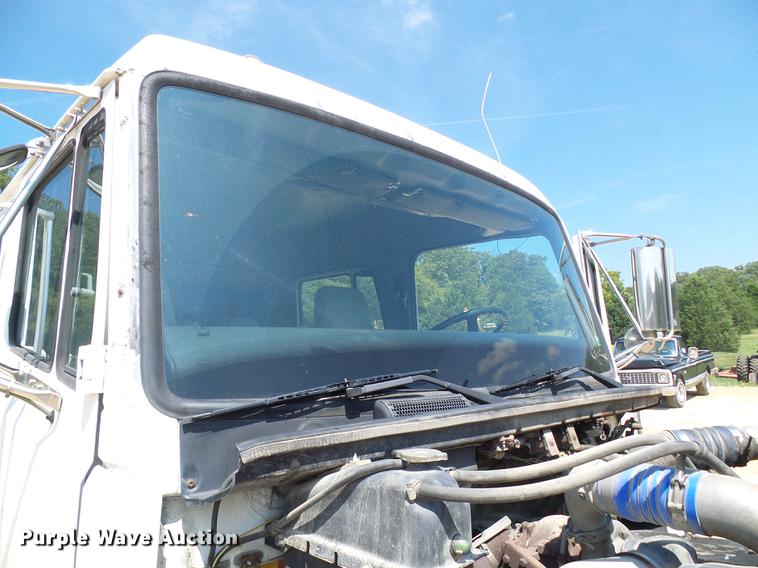 image for item DE5185 2000 Freightliner FL60 Crew Cab flatbed truck