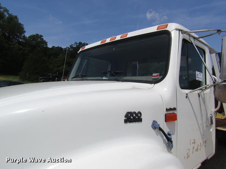 image for item DE5186 1998 International 4700 rollback truck