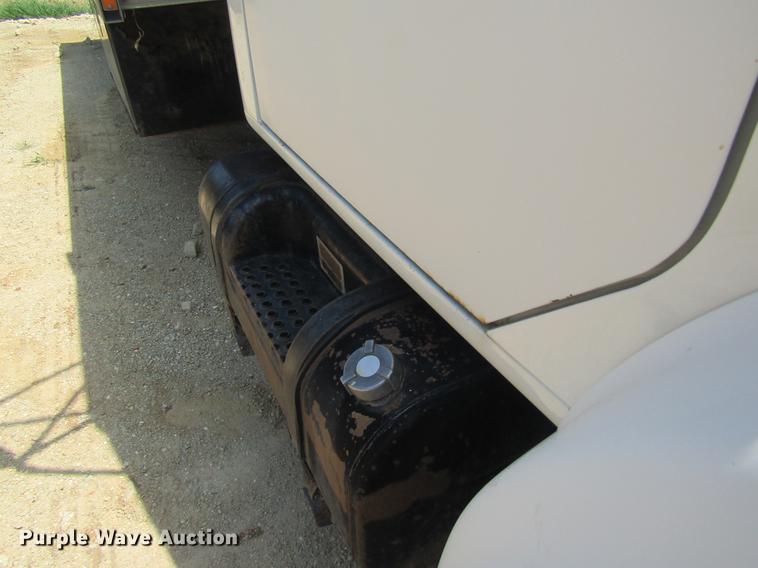 image for item DE5186 1998 International 4700 rollback truck